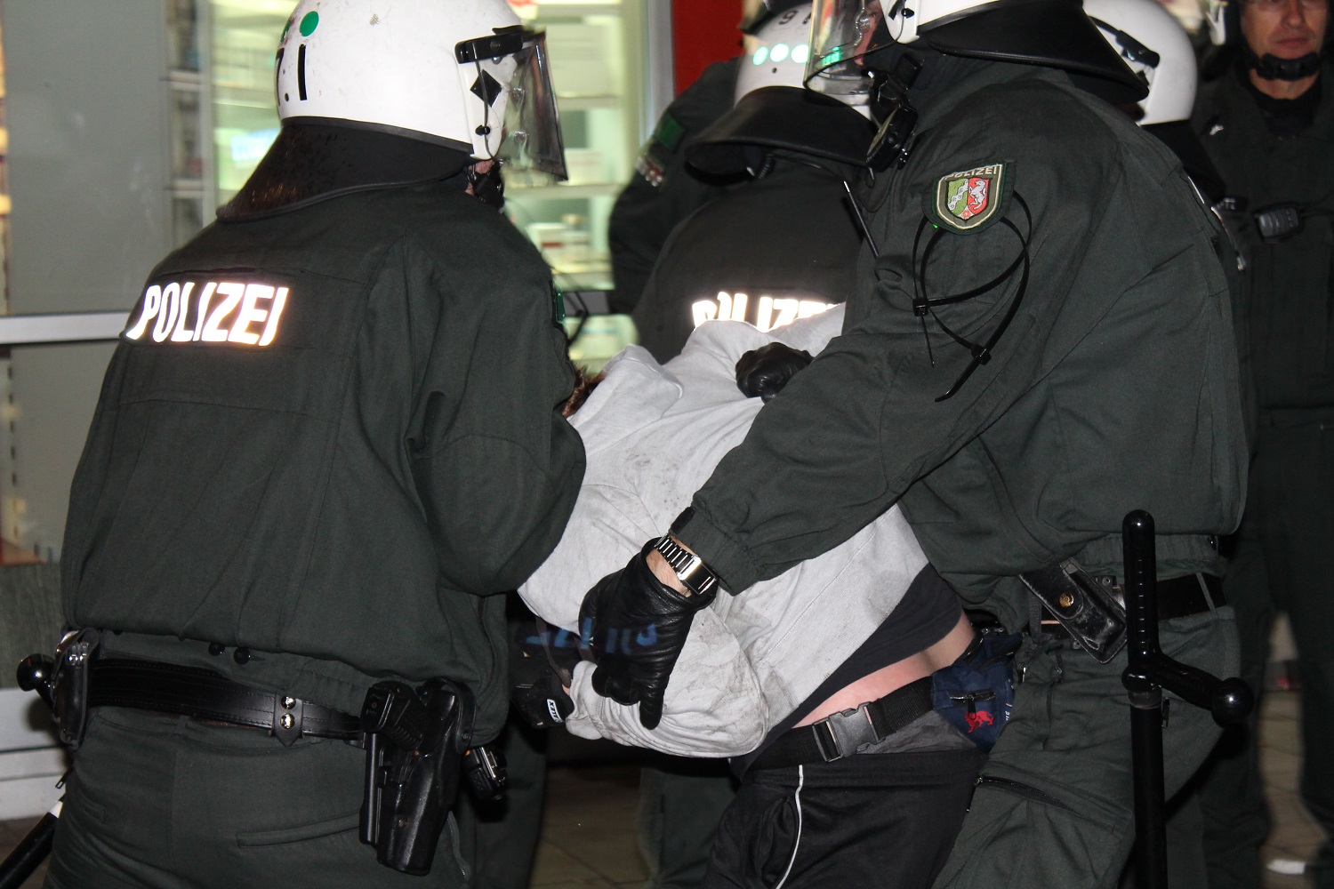 BPOL NRW: Angriff mit Tierabwehrspray - Festnahme der Bundespolizei